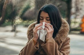 Γρίπη: Προειδοποιήσεις για έξαρση στις γιορτές και αυξημένο κίνδυνο μετάδοσης - Η καθηγήτρια Θ. Ψαλτοπούλου εξηγεί τη δυναμική του στελέχους «Κ»