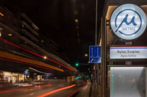 Ιδιαίτερα αυξημένη ήταν η κίνηση στο Μετρό Θεσσαλονίκης κατά την πρώτη 24ωρη πιλοτική λειτουργία - Πολίτες και εργαζόμενοι αξιοποίησαν τις νυχτερινές διαδρομές.