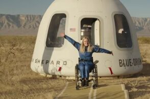 Η Γερμανίδα μηχανικός Μικαέλα Μπέντχαους πραγματοποίησε ιστορική πτήση με τη Blue Origin - Έγινε η πρώτη χρήστρια αναπηρικού αμαξιδίου που ταξιδεύει στο διάστημα