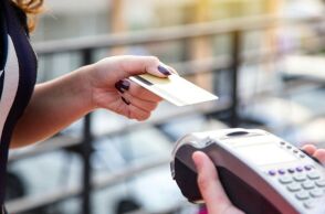 Το 2025 οι ψηφιακοί έλεγχοι μέσω POS, IRIS και myDATA αποκάλυψαν αδήλωτα έσοδα και περιόρισαν θεαματικά τη φοροδιαφυγή και το «κενό ΦΠΑ».