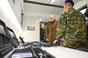 Ο Νίκος Δένδιας επιθεωρεί μονάδα κατασκευής drones στη Θράκη