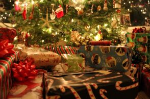 Χριστουγεννιάτικα δώρα κάτω από το δέντρο