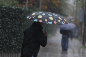 Άτομο με ομπρέλα εν μέσω καταιγίδας