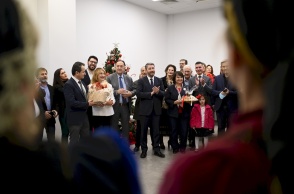 Ηπειρώτες είπαν τα κάλαντα των Χριστουγέννων στον Νίκο Ανδρουλάκη 