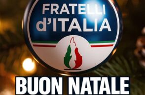 Χριστουγεννιάτικη μπάλα με το σήμα του κόμματος της Μελόνι