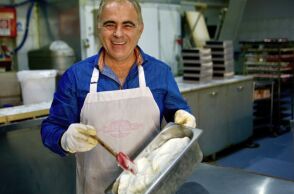 Στο ζαχαροπλαστείο Δάγκος στην Κερκίνη για το βουβαλίσιο παγωτό και τα φημισμένα του μελομακάρονα