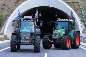 ΣΥΜΒΟΛΙΚΟΣ ΑΠΟΚΛΕΙΣΜΟΣ ΤΩΝ ΣΗΡΑΓΓΩΝ ΤΩΝ ΤΕΜΠΩΝ ΓΙΑ ΦΟΡΤΗΓΑ ΑΥΤΟΚΙΝΗΤΑ ΑΠΟ ΑΓΡΟΤΕΣ ΚΑΙ ΚΤΗΝΟΤΡΟΦΟΥΣ ΤΟΥ Ν. ΛΑΡΙΣΑΣ