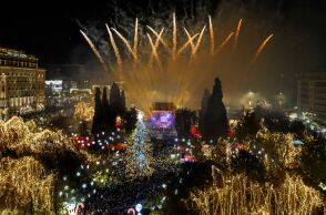 Παραμονή Πρωτοχρονιάς στο Σύνταγμα με Μαραβέγια, και Μόρφη - Παρουσιαστές Νίκος Μουτσινάς και Τόνια Σωτηροπούλου