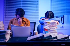 Εξουθενωμένοι υπάλληλοι γραφείου