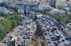 Αυτοκίνητα κολλημένα στην κίνηση