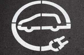 Σήμα ηλεκτροκίνητου αυτοκινήτου σε πάρκινγκ