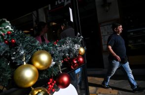 Ήλιος με δόντια στην στολισμένη οδό Ερμού