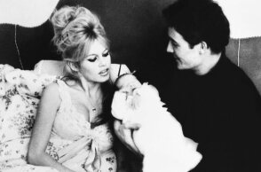 Η Μπαρντό με τον πατέρα του μόλις τριών ημερών Νικολά, Ζακ Σαριέ 