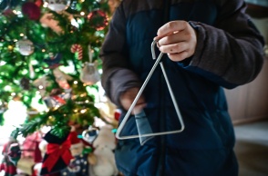 Παιδί με τρίγωνο λέει τα κάλαντα