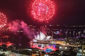 Εντυπωσιακά πυροτεχνήματα στην αλλαγή του χρόνου στον Ειρηνικό