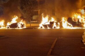 Αμάξια που φλέγονται στο Παρίσι