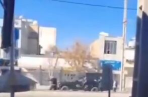 Απόσπασμα από βίντεο με δυνάμεις καταστολής στο Ιραν να υποχωρούν πυροβολώντας