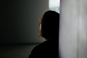 Γυναίκα με την πλάτη στον φακό