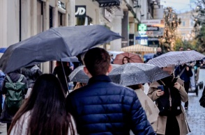 Πολίτες με ομπρέλες στην Αθήνα