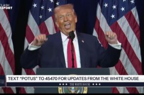 Ο Ντόναλντ Τραμπ τη στιγμή που κοροϊδεύει με γκριμάτσες τρανς αθλήτριες