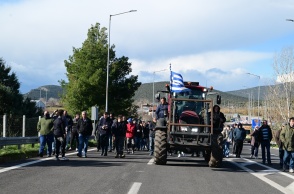 Αγρότες κλείνουν δρόμους