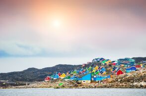 Πολύχρωμα σπίτια στο χωριό Colorful Aasiaat, στη Δυτική Γροιλανδία