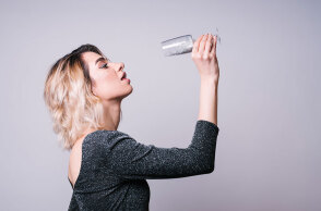 Πότε το «ένα ποτηράκι» γίνεται αλκοολισμός: Τα 10 σημάδια που πρέπει να προσέξεις