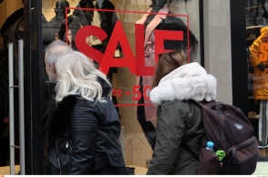 Άτομα μπροστά από βιτρίνα καταστήματος