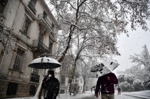 Χιόνια σε δρόμο της Αθήνας