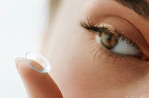 Μια παρασιτική οφθαλμική νόσος που μπορεί να προκαλέσει τύφλωση προσβάλλει κυρίως όσους φορούν φακούς επαφής - Πώς να την αποφύγετε