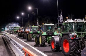 Μπλόκο αγροτών στα Τέμπη