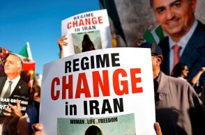 Οπαδοί του Σάχη διαδηλώνουν για πολιτική αλλαγή στο εξωτερικό