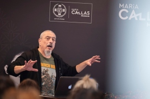 Ο Γιώργος Φλωράκης παρουσιάζει τα «Τραγούδια από τον Τρίτο Όροφο», μια σειρά πρωτότυπων live music sessions στο Μουσείο Μαρία Κάλλας με ζωντανό διάλογο.