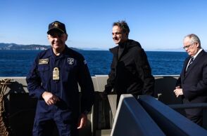 Ο Κυριάκος Μητσοτάκης και ο Κώστας Τασούλας στη φρεγάτα «Κίμων»