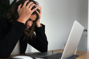 Γιατί τόσοι άνθρωποι νιώθουν επαγγελματικά εξουθενωμένοι;