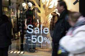 Χειμερινές εκπτώσεις 2026: Ποιες ώρες θα είναι ανοιχτά τα καταστήματα αύριο, Κυριακή