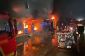 Φωτιά σε εμπορικό κέντρο στο Καράτσι, με νεκρούς και τραυματίες