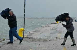 Καιρός: Τσουχτερό κρύο και θυελλώδεις άνεμοι έως 10 μποφόρ την Τρίτη