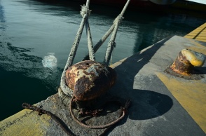 Δεμένοι κάβοι σε λιμάνι