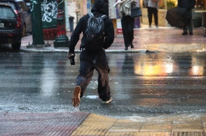 Άτομο εν μέσω καταιγίδας στην Αθήνα
