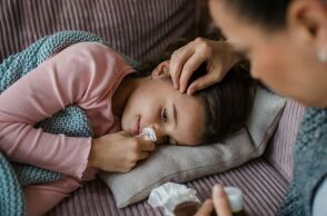 Κορυφώνεται με το κρύο η γρίπη - Οι ειδικοί ζητούν από τους γονείς να μη στέλνουν τα παιδιά τους σχολείο αν δεν είναι καλά