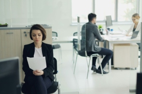 Πώς ερωτήσεις για ηλικία, παιδιά και μισθό στις συνεντεύξεις λειτουργούν ως μηχανισμοί έμμεσου αποκλεισμού των γυναικών