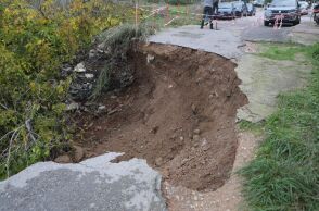 Κακοκαιρία: Τρία σπίτια εκκενώθηκαν στον Άγιο Δημήτριο - Mια ανάσα από το ρέμα της Πικροδάφνης