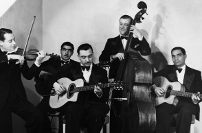  Τζάνγκο Ράινχαρντ και Στεφάν Γκραπελί του Quintette du Hot Club de France (περ. 1934) 