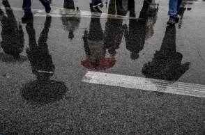 Η αντανάκλαση ομπρελών σε λιμνάζοντα νερά