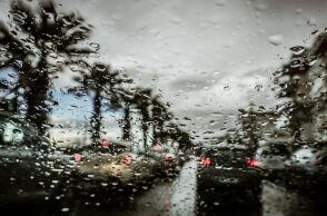 Οδήγηση με βροχές και χιόνια: Τι να έχουμε στο αυτοκίνητο, τι πρέπει να προσέχουμε 