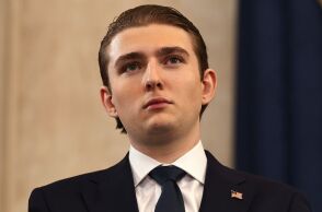 Ο Μπάρον Τραμπ κάλεσε την αστυνομία στο Λονδίνο βλέποντας επίθεση σε βιντεοκλήση, με τη γυναίκα να λέει ότι της έσωσε τη ζωή.