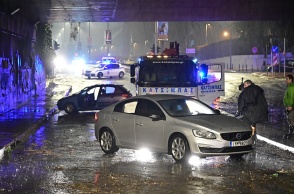 Αυτοκίνητα σε πλημμυρισμένο δρόμο στην Αττική