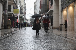 Πολίτες με ομπρέλες στην Ερμού