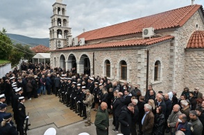 Εικόνα από την κηδεία του 53χρονου λιμενικού